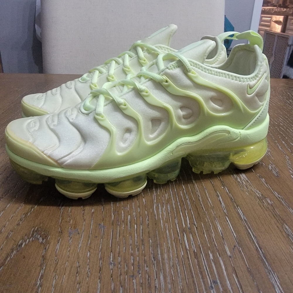 Nike air vapormax, used, no box, like new, 5 men/6.5 women, barely volt - Picture 4 of 10